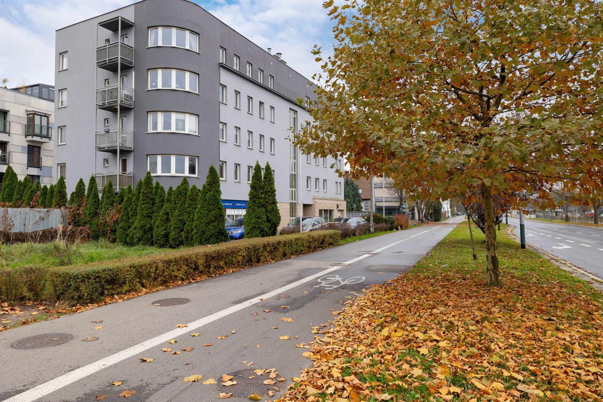 Bright Near Ice With Air Conditioning And Parking By Renters Apartament