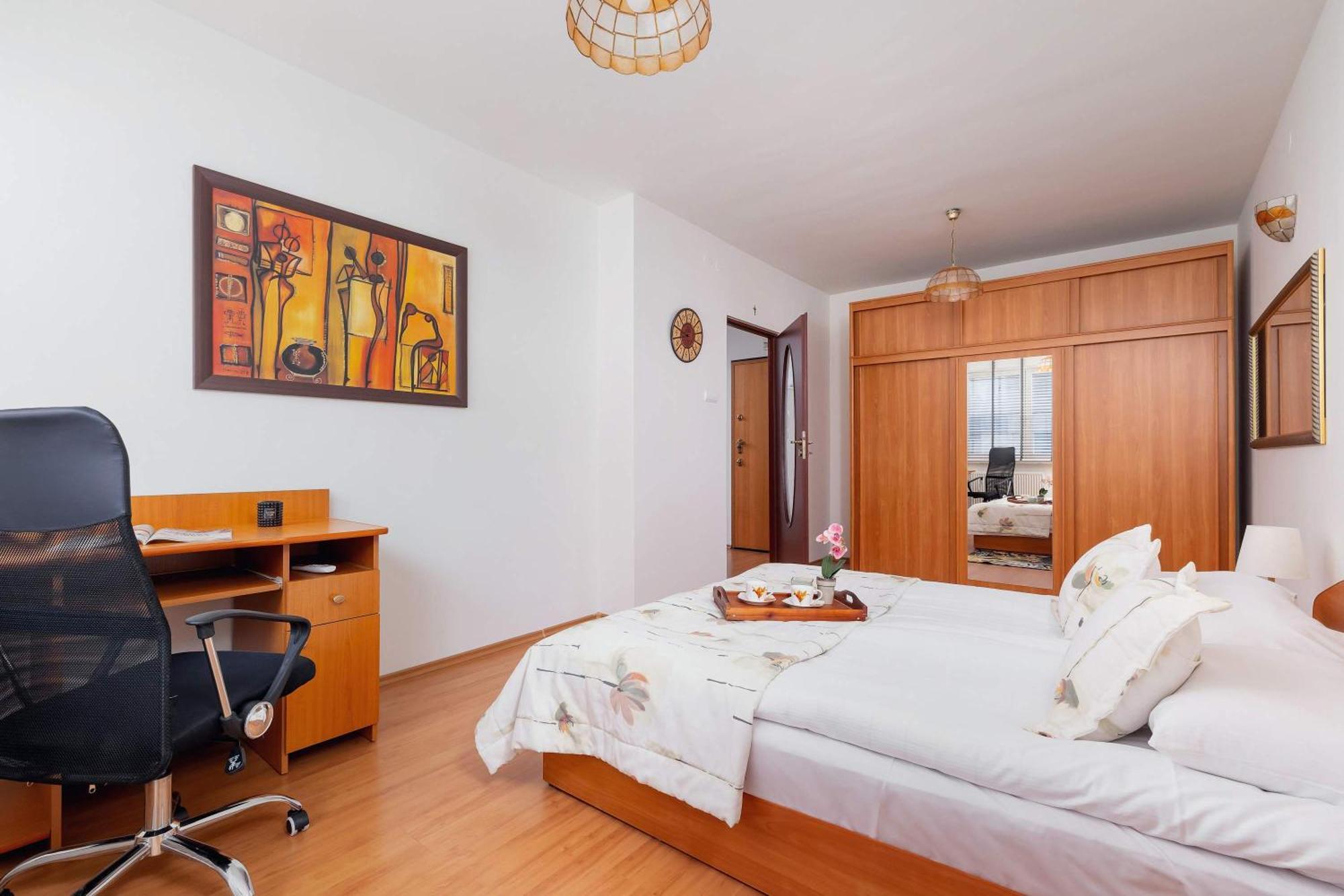 Apartament Bright Near Ice With Air Conditioning And Parking By Renters