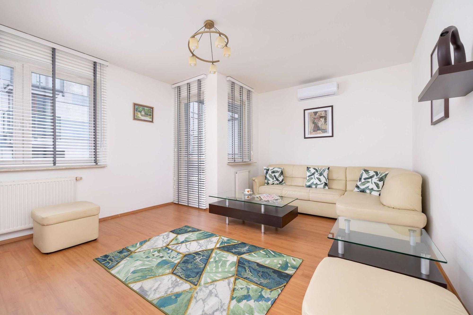 Bright Near Ice With Air Conditioning And Parking By Renters Apartament *